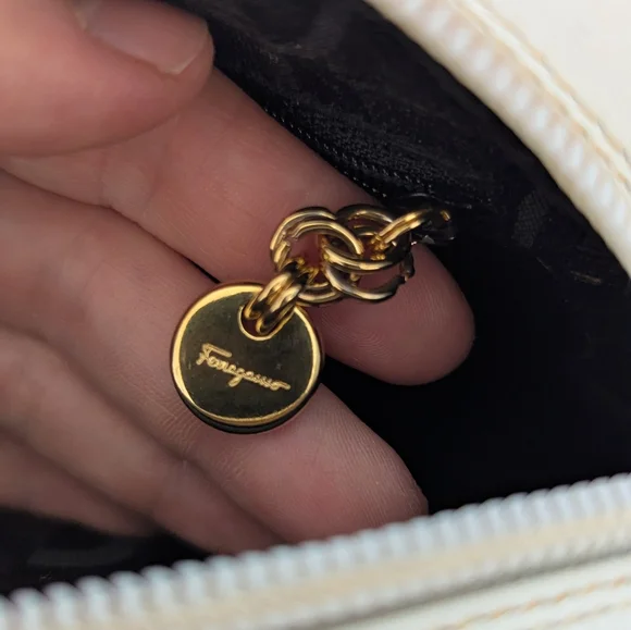 Salvatore Ferragamo Vintage Vara Ribbon Leather Camera Bag Ivory Crossbody - Picture 10 of 14